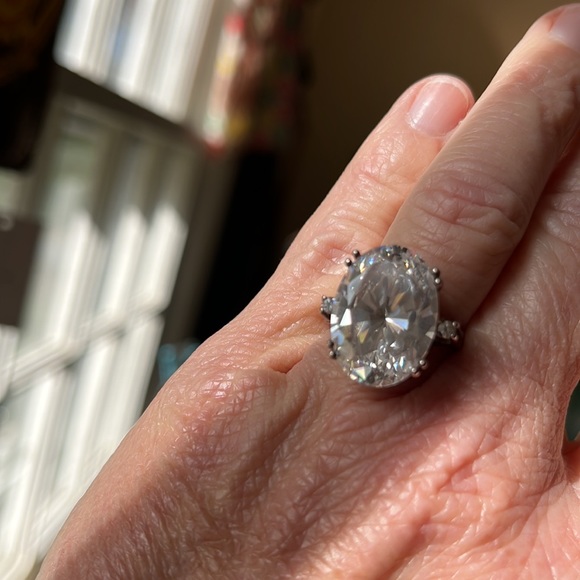 Oval CZ crystal in beautiful Sterling setting Ring - Picture 2 of 6